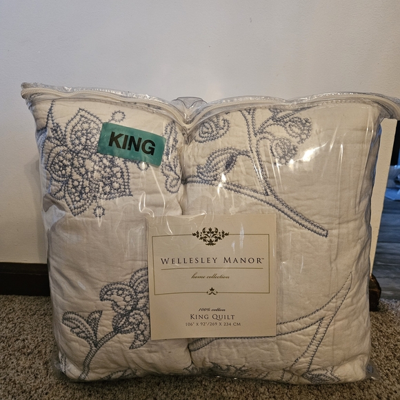White and Blue Floral King Quilt